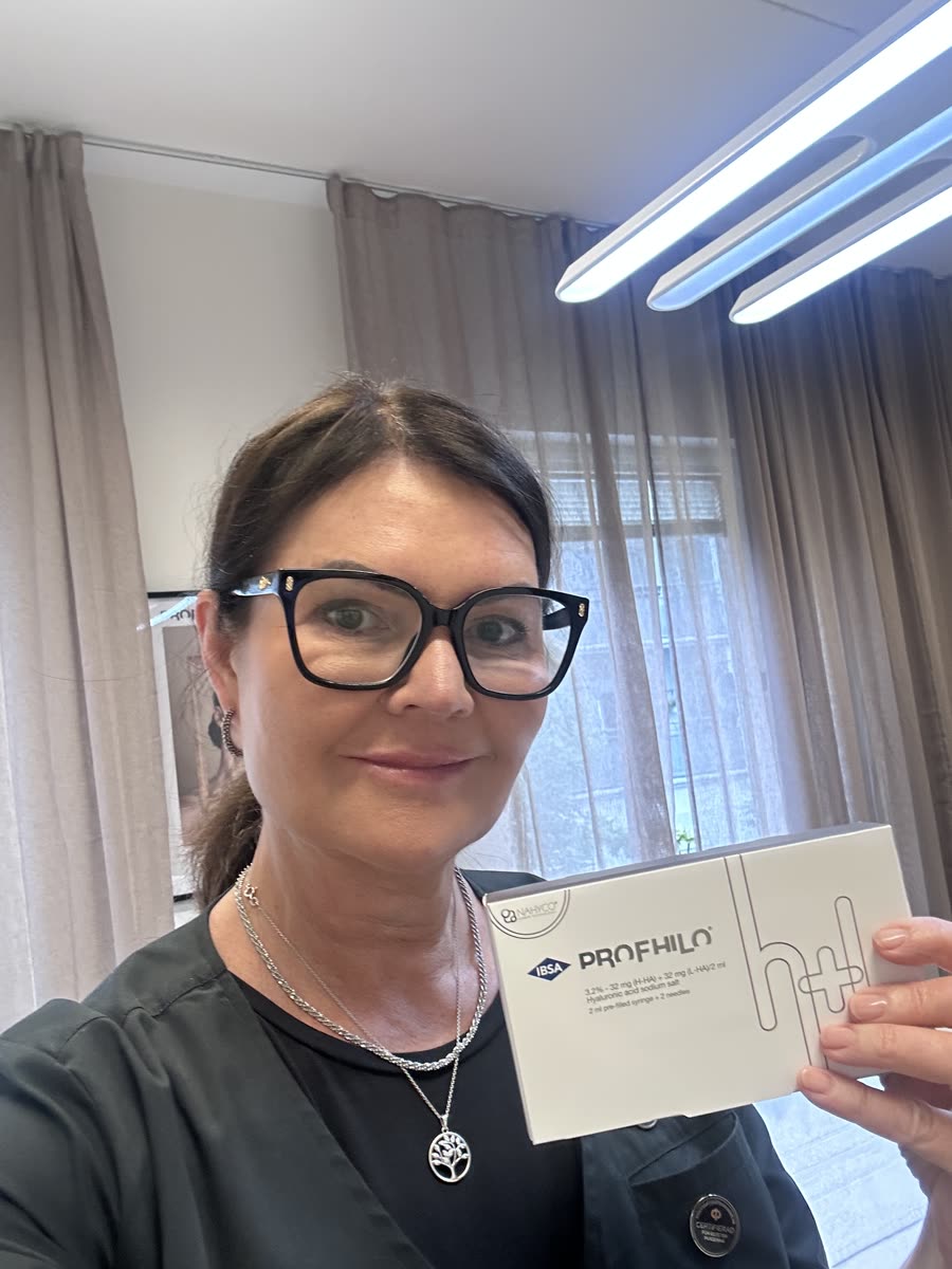 Mai Eskebaek, legitimerad sjuksköterska på Klinik Täby, håller en förpackning Profhilo
